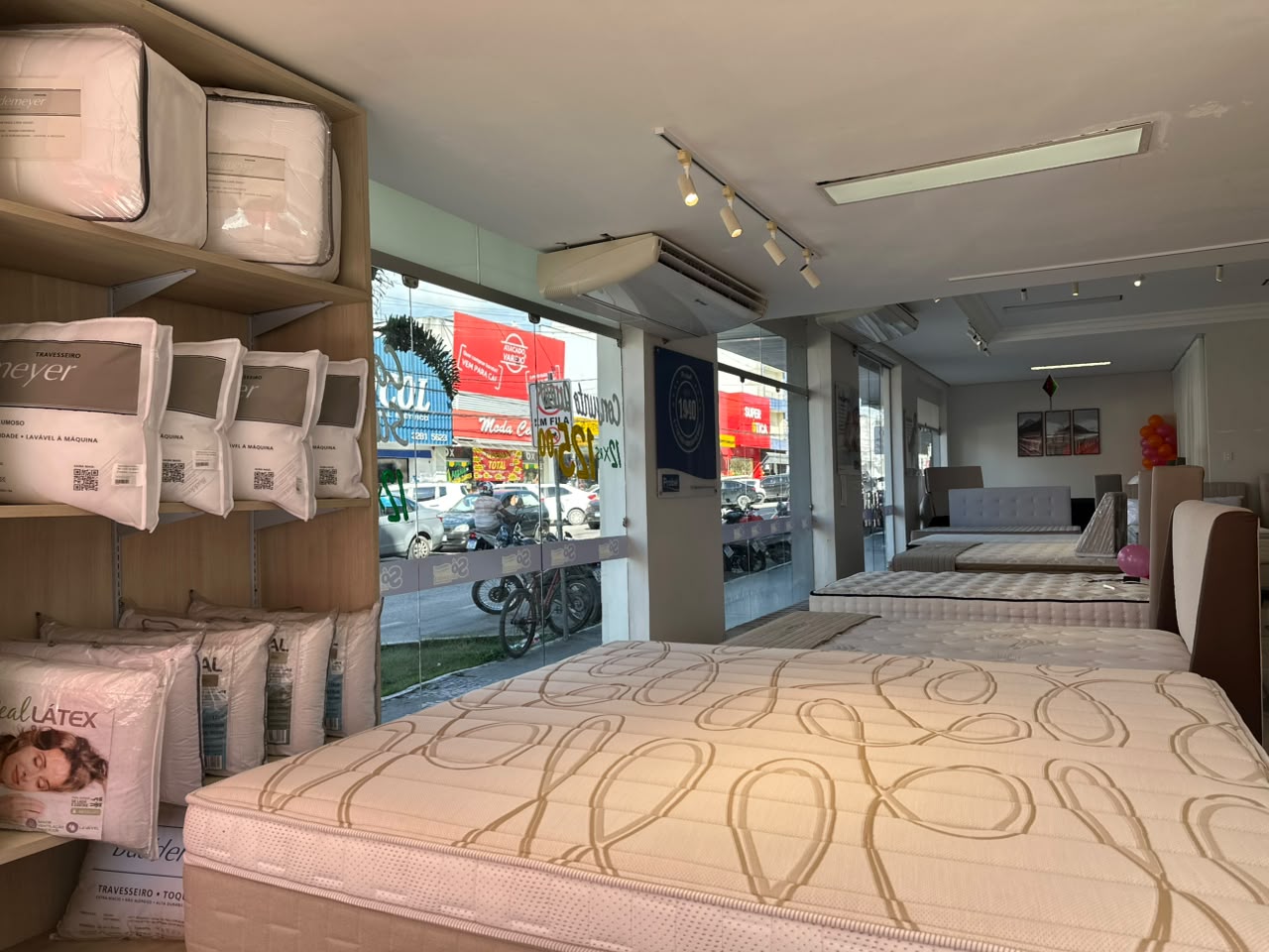 Showroom Só Colchões com colchões, travesseiros e acessórios expostos